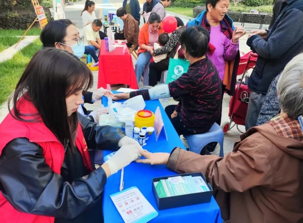 信华发展公司联合爱心企业开展重阳节老年人急救大讲堂宣传活动