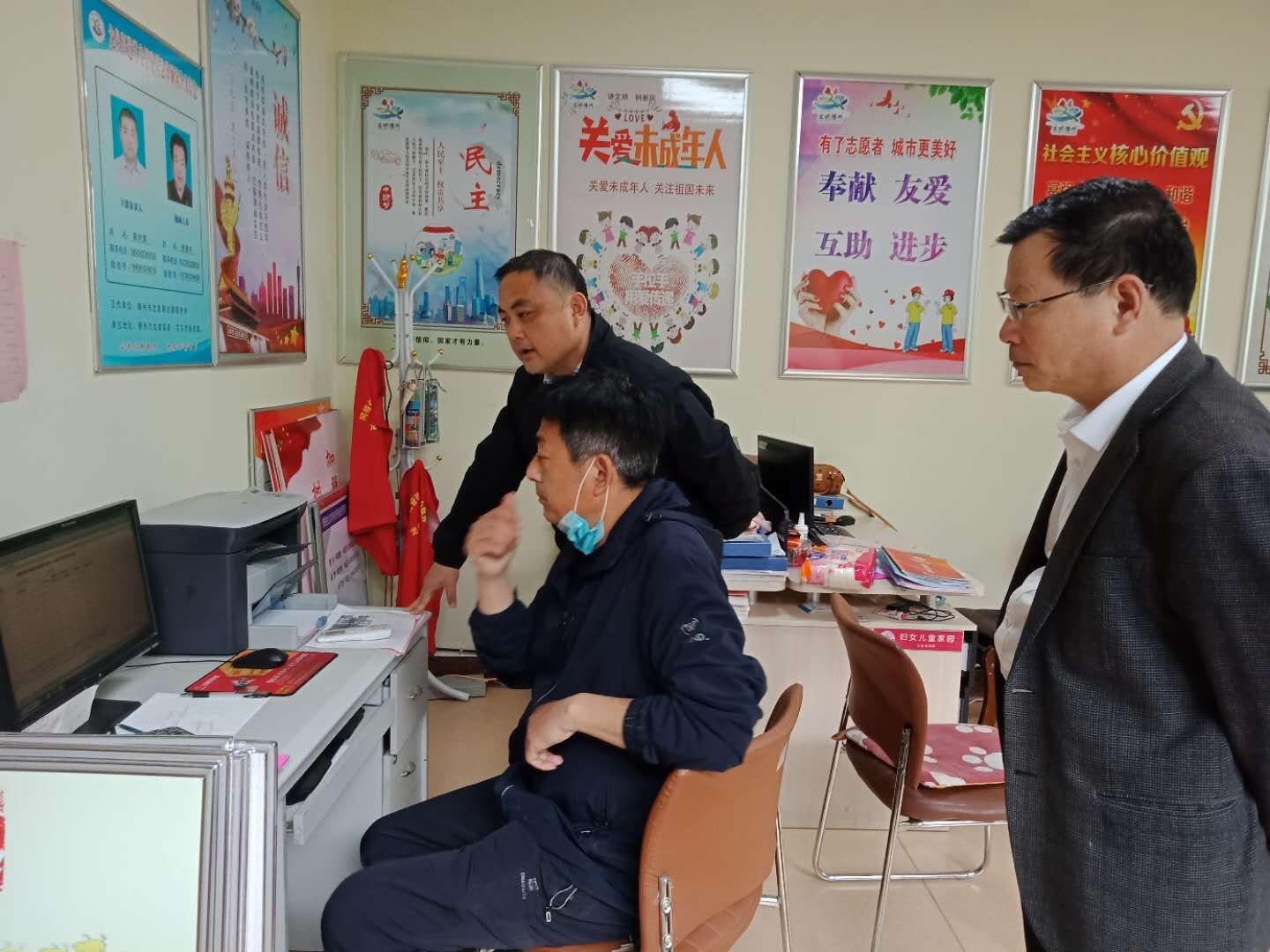 信华集团开展创建全国文明城市网格化帮包集中活动