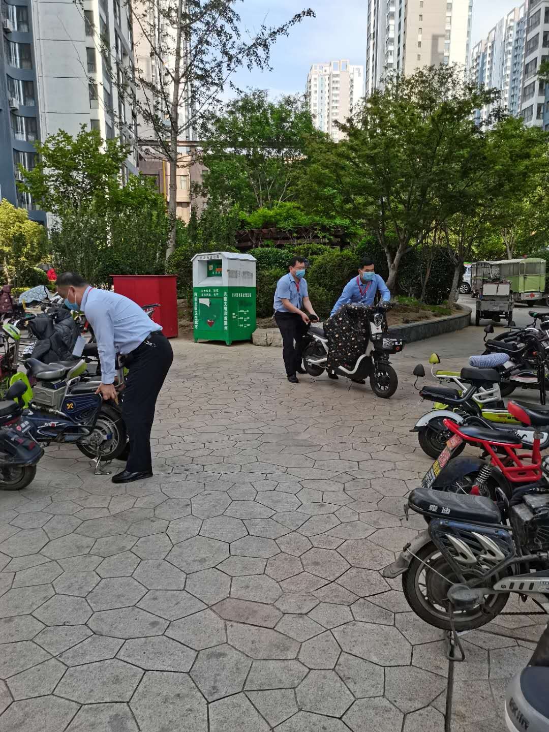 信华集团开展创建文明城市网格化帮包第二次集中活动