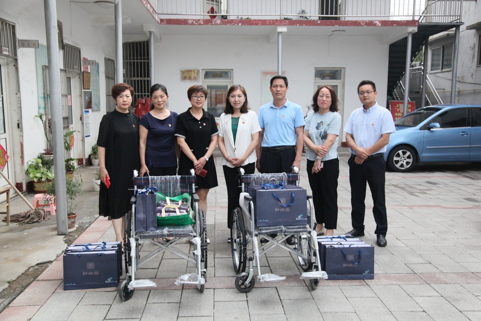 信华集团积极开展“红七月·共建文明城市” 党员社区志愿服务月活动