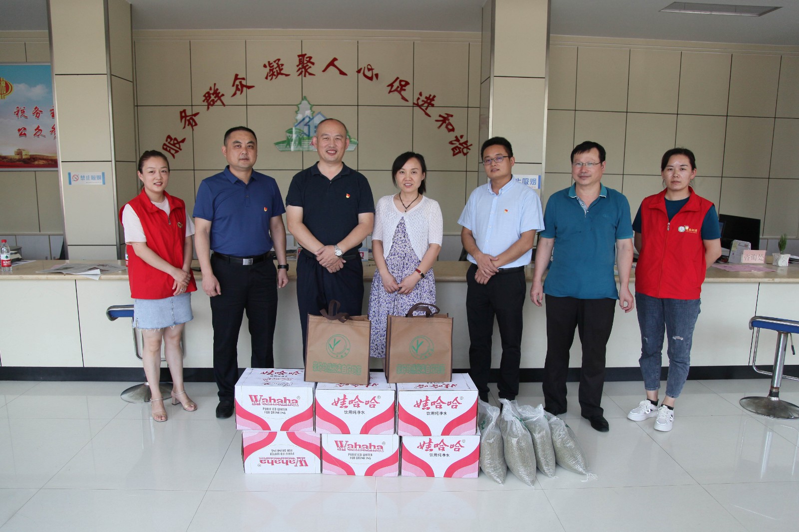信华集团开展党员科级干部下沉联系帮包网格工作暨社区“送清凉”活动