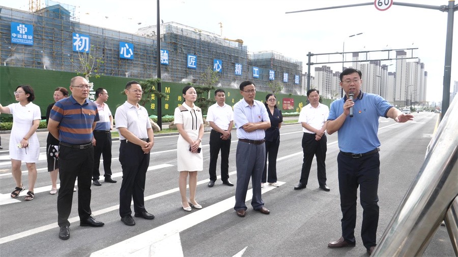 枣庄市委党史学习教育第一巡回指导组到信华城回迁区域和荆河东路调研