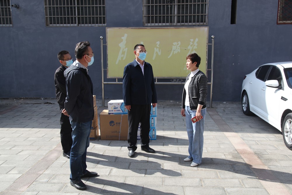 信华集团到“双报到”公园社区开展帮包活动