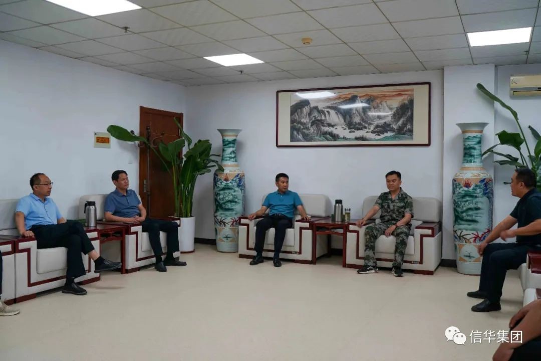 贴心为民办实事 锦旗相赠表谢意--张汪镇前寨子村为信华发展公司送锦旗