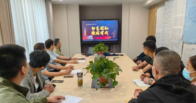 信华集团中房开发公司开展“国防教育进工地”活动